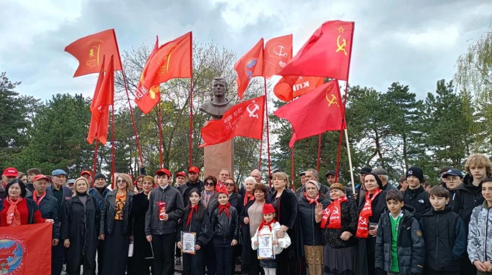 Коммунисты Кабардино-Балкарии отметили 65-летие полета Юрия Гагарина в космос