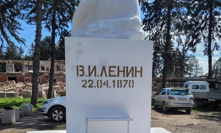 Кабардино-Балкария. В канун Дня рождения Владимира Ильича Ленина работники ООО "Нальчикские тепловые сети" провели работы по ремонту его памятника