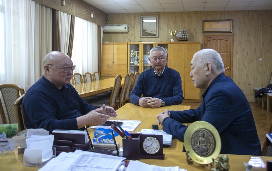 Депутаты фракции КПРФ в Народном Хурале Калмыкии провели встречу с избирателями в городе Лагани