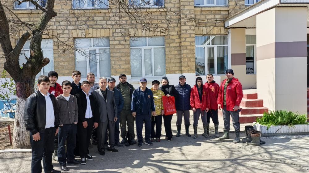 Дагестан. Отряд коммунистов и комсомольцев продолжает помогать ликвидировать последствия наводнения в Мамедкале