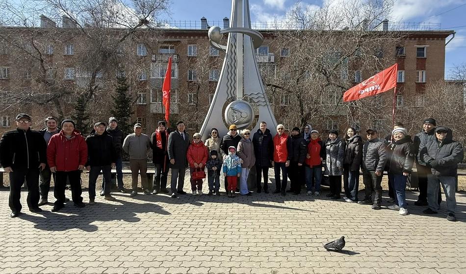 Бурятия. В Улан-Удэ коммунисты отметили 65-летие первого полёта в космос