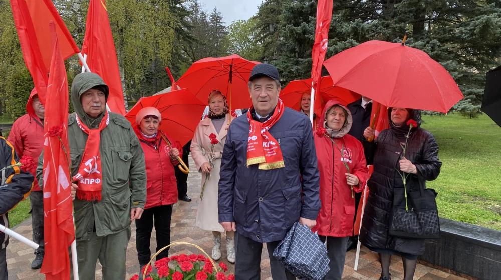 Коммунисты Ставрополья возложили цветы к памятнику В.И. Ленину