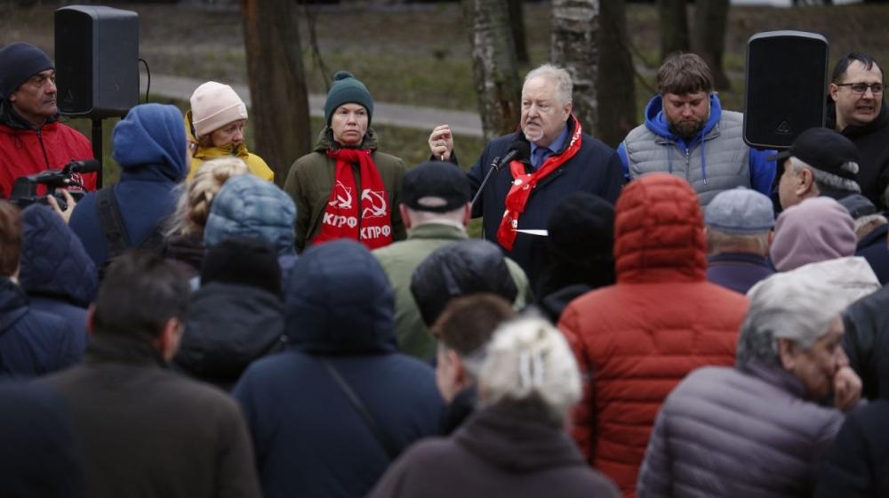 Москва. Протестная встреча депутата Госдумы Сергея Обухова в Гольянове: жителей загоняют на платные парковки