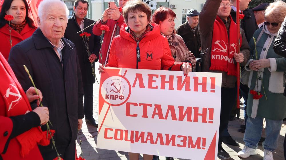 В Орле состоялось торжественное возложение цветов к памятнику В.И. Ленина