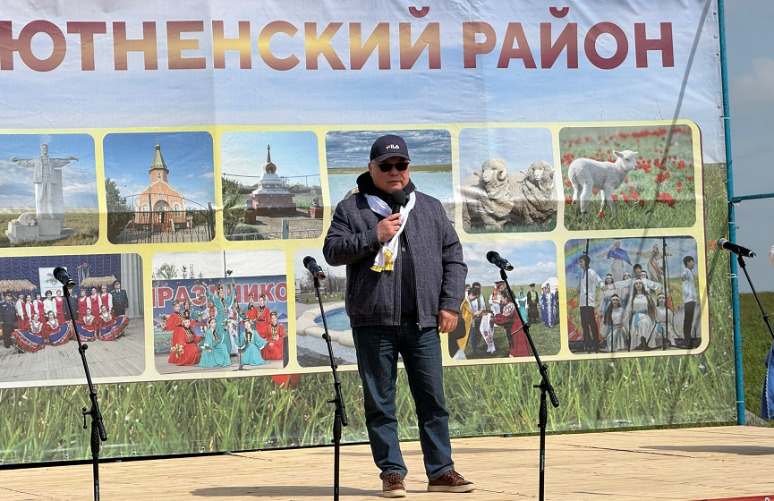 Первый секретарь Калмыцкого рескома партии Николай Нуров принял участие в торжественном открытии фестиваля тюльпанов