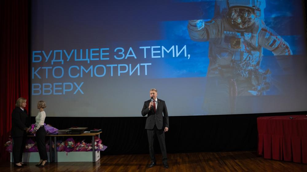 Свердловская область. Александр Ивачёв поздравил с Днём космонавтики работников НПО «Автоматика»