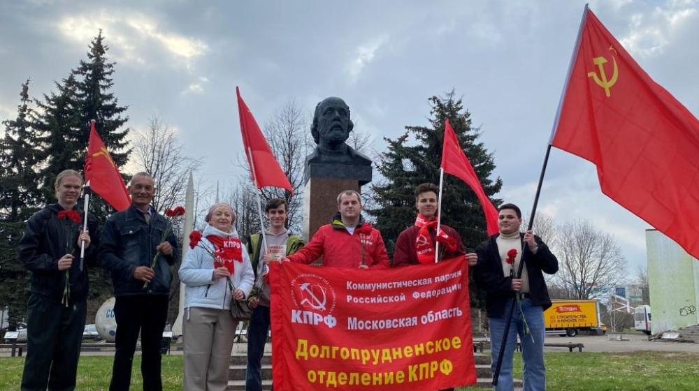 Подмосковные коммунисты: Гагарин – первый  в космосе, мы – в труде!