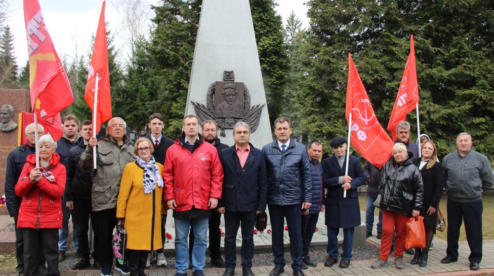 В Брянске коммунисты почтили память революционера И.И. Фокина