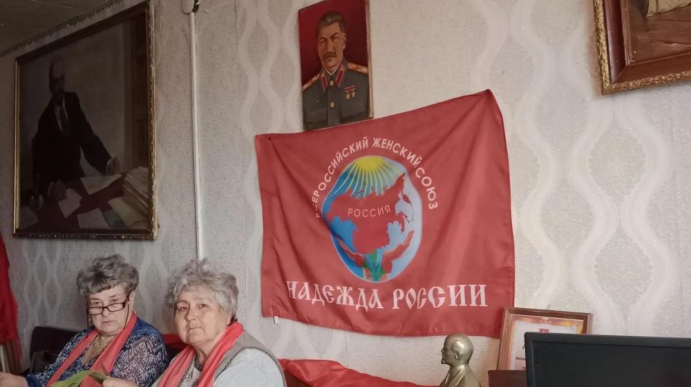 В Забайкалье активистки «Надежды России» плетут очередную маскировочную сеть для бойцов СВО