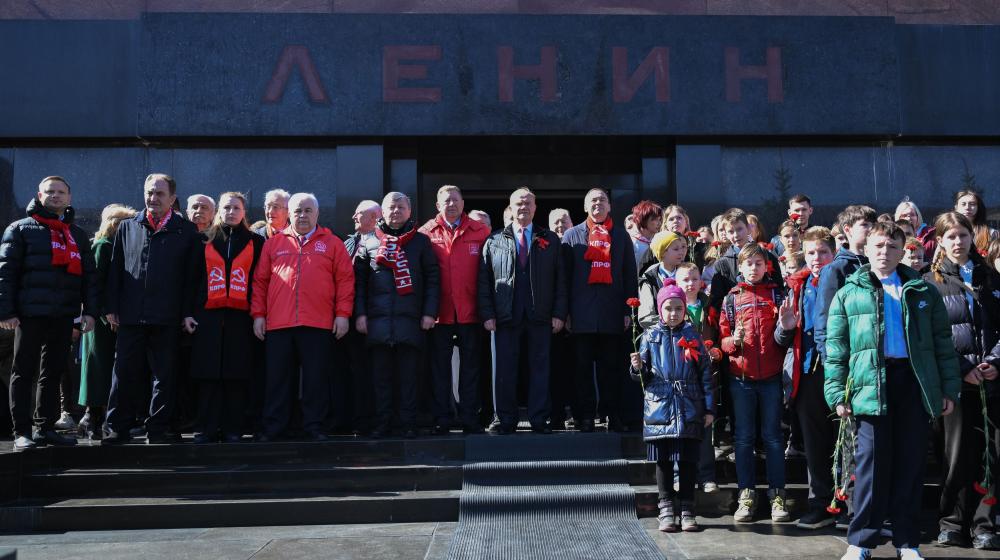 В среду, 22 апреля, в 156-ю годовщину со дня рождения Владимира Ильича Ленина, фракция КПРФ во главе с лидером Г.А. Зюгановым провели в Москве на Красной площади торжественную акцию возложения венков и цветов к Мавзолею Ленина.