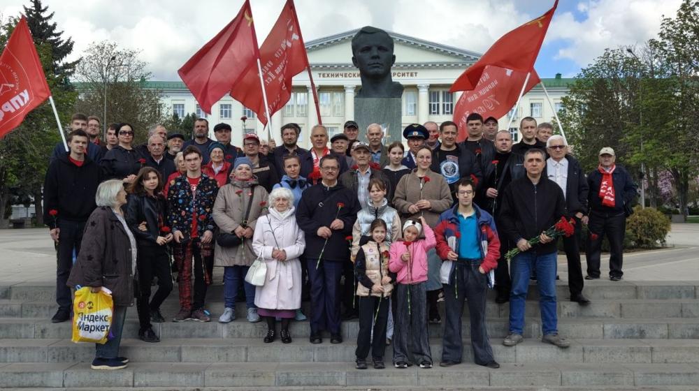 65 лет триумфу советской науки! Возложение цветов к бюсту Гагарина в Ростове-на-Дону
