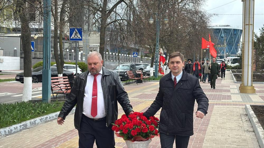 В день рождения Владимира Ильича Ленина, Айрат Гибатдинов вместе с белгородскими товарищами возложили цветы к памятнику Великого Вождя