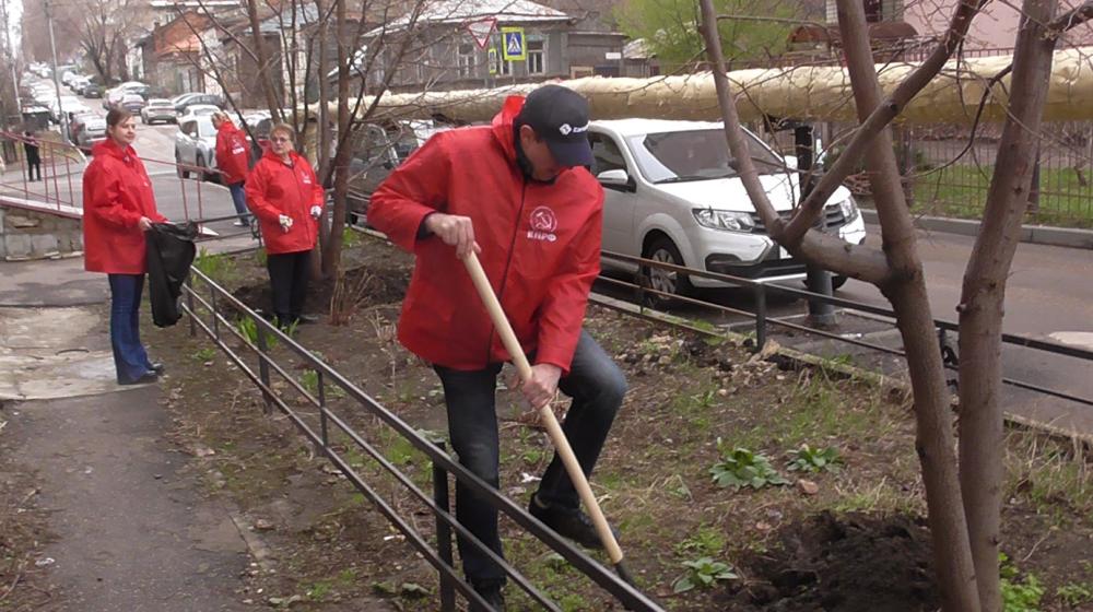 Саратовские коммунисты продолжают славную традицию Ленинских субботников