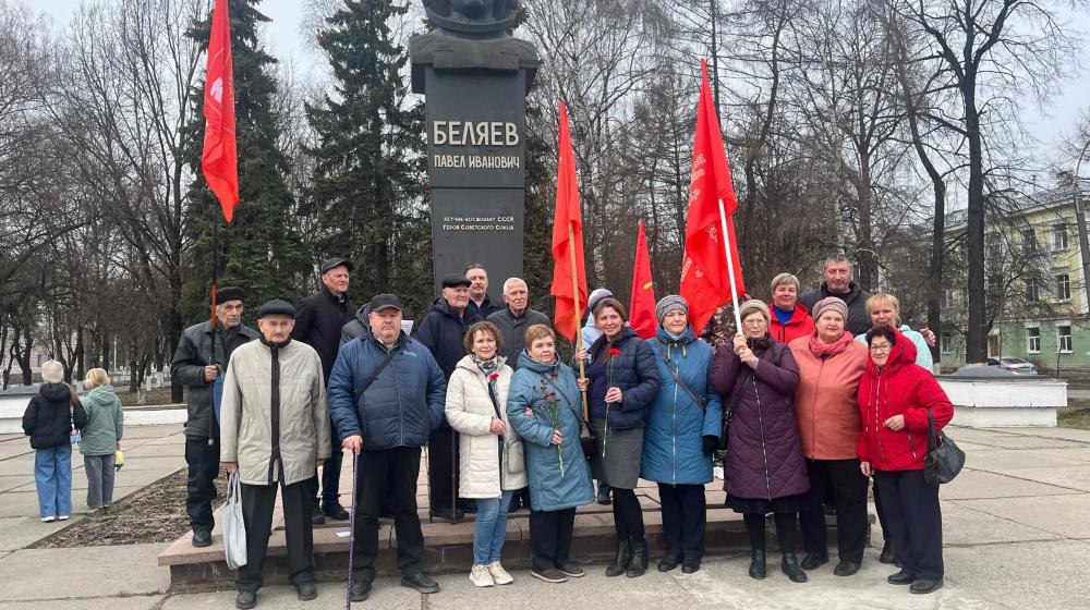Вологодские коммунисты возложили цветы к памятнику земляку – космонавту Беляеву