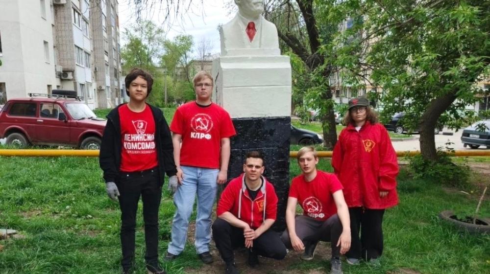 В Самаре комсомольцы провели ежегодную реставрацию памятника Ленину