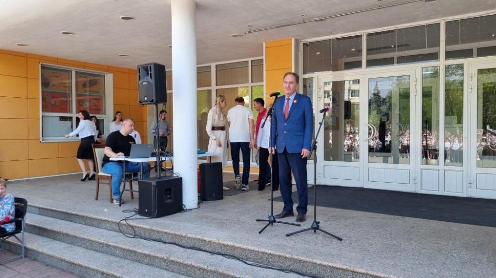 Секретари подмосковного обкома Николай Васильев и Александр Наумов поздравили жителей поселка совхоза им. Ленина с праздником Великой Победы
