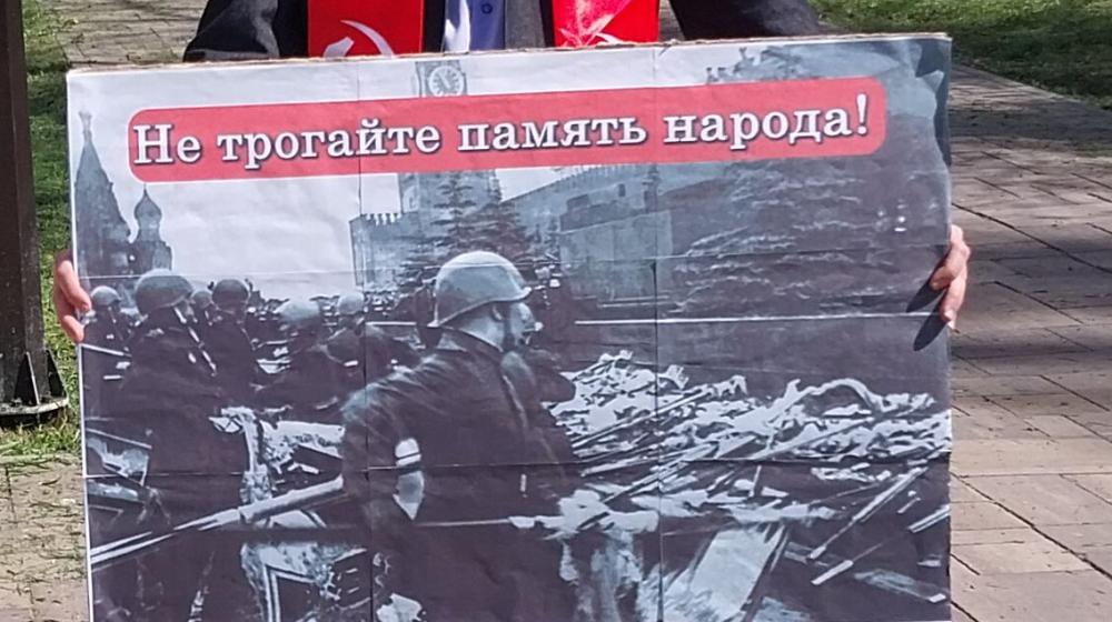 Саратовская область. Руки прочь от Мавзолея! Коммунисты Балаково провели одиночные пикеты