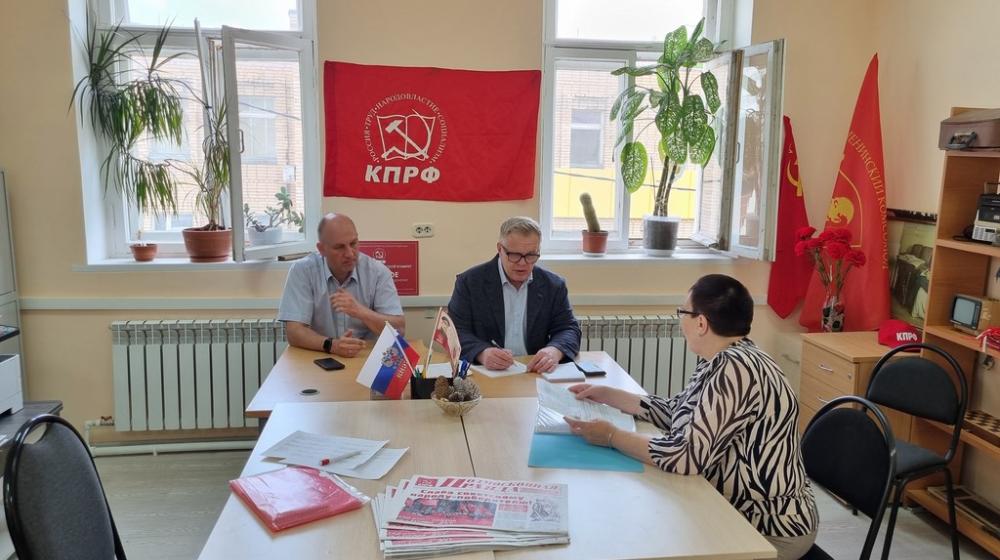 Руководитель фракции КПРФ Александр Наумов провел прием граждан в подмосковных Озерах