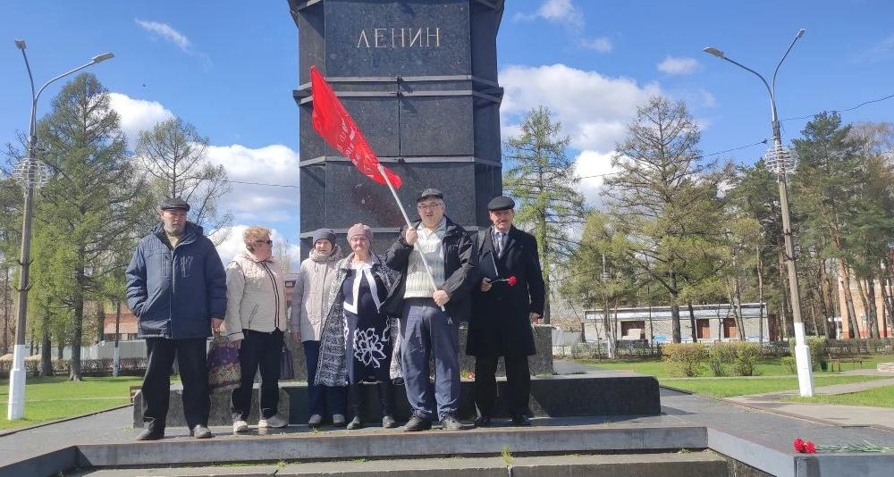Подмосковные коммунисты: Слава Первомаю! Слава Труду!