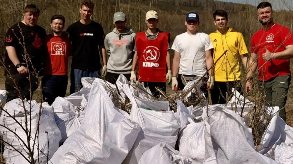 Кузбасс. В Кемерово коммунисты совместно со спортсменами и общественниками ударно провели субботник на Красном озере, посвященный Первомаю