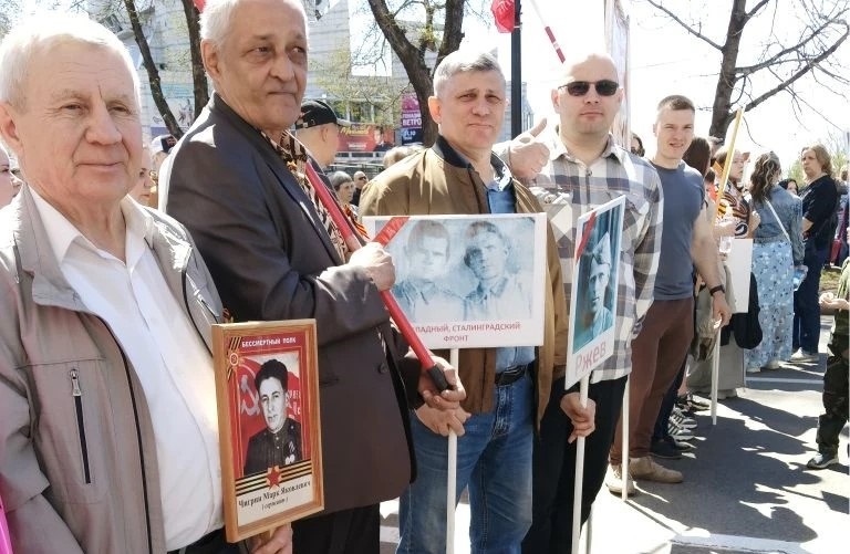 Коммунисты Приамурья прошли в «Бессмертном полку» с портретами И.В. Сталина и Знаменем Победы