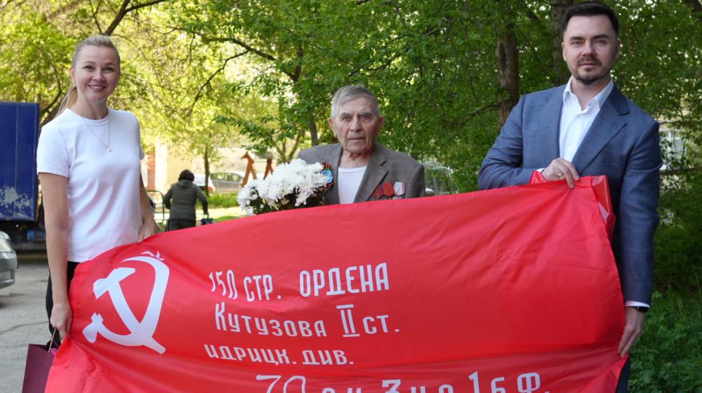 Низкий поклон вам, победители! Свердловские коммунисты встретились с легендой, ветераном Васильевым Дмитрием Васильевичем