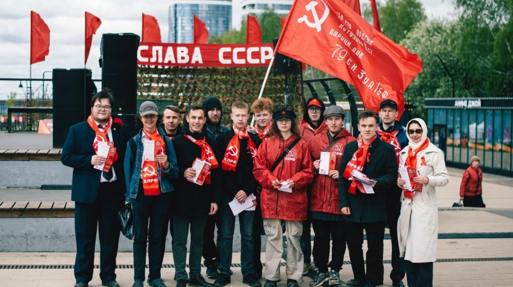 Удмуртия. Акция «Цвет Победы – красный!» в Ижевске