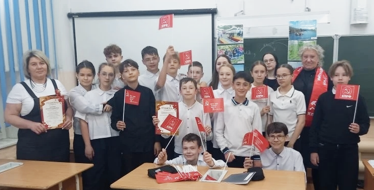 Свердловская область. Красное знамя Победы как символ преемственности поколений: коммунисты среднего Урала поздравляют жителей с Днем Победы!