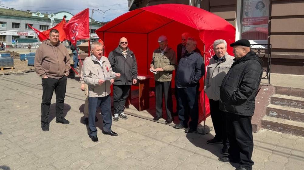 Коммунисты Благовещенска провели пикеты в День международной солидарности трудящихся