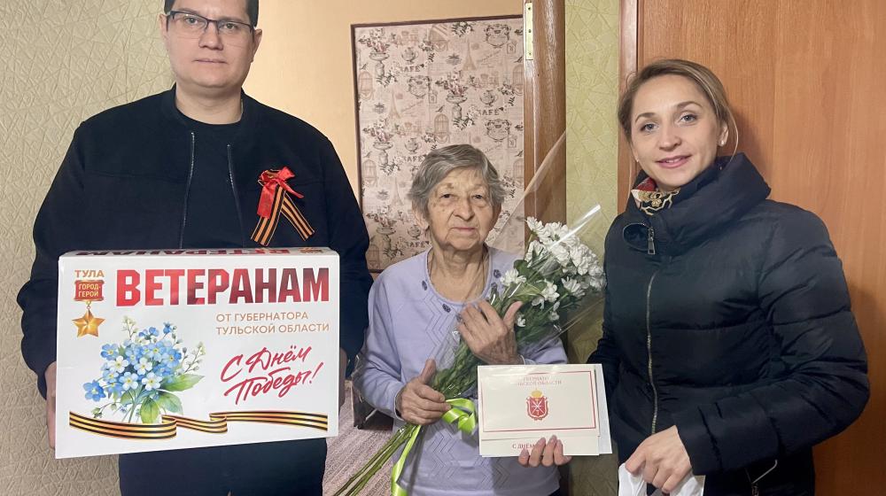 Депутаты фракции КПРФ в Тульской областной Думе Алексей Лебедев и Светлана Белоус поздравили ветеранов с Днем Победы
