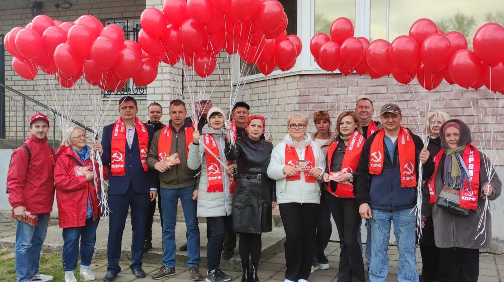 Новгородские коммунисты проводят первомайские акции
