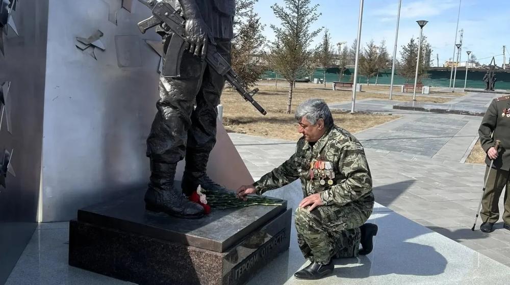 Коммунисты Ямала возложили цветы к мемориалу "Героям Отечества"