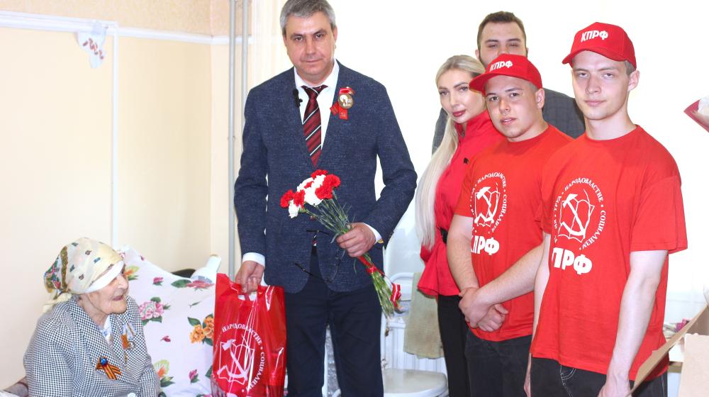 Коммунисты ЛНР поздравили ветеранов Великой Отечественной войны с Днём Победы