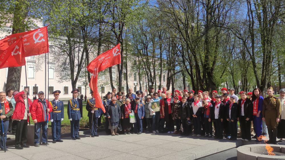 Поздравления ветеранов, возложение цветов, автопробег - новгородские коммунисты отмечают День Великой Победы