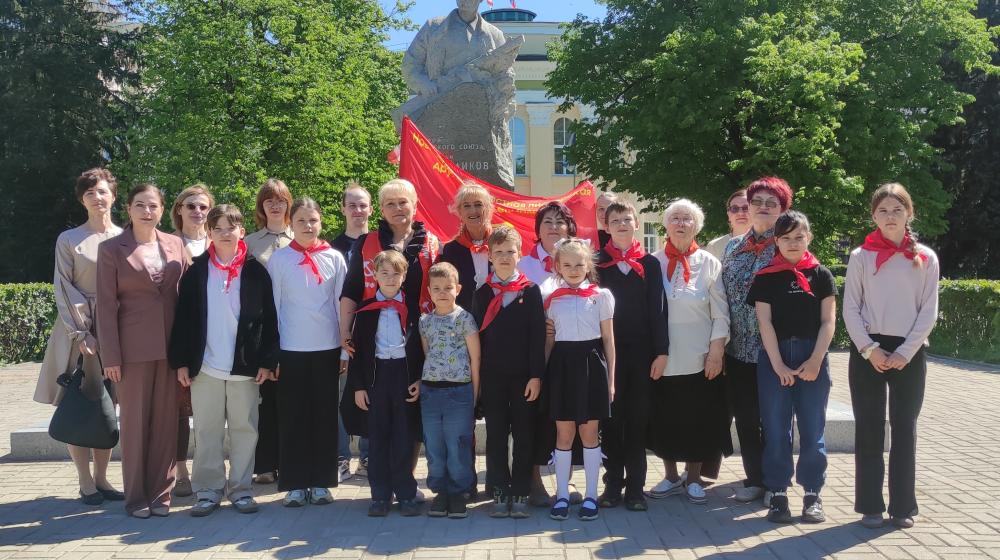 Юные новгородцы пополнили ряды ленинской пионерии