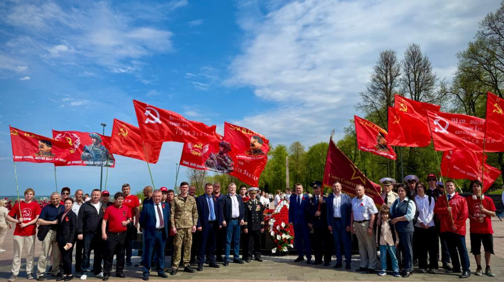 Красные знамёна у Вечного огня: Нижегородское отделение КПРФ провело торжественный митинг в Кремле
