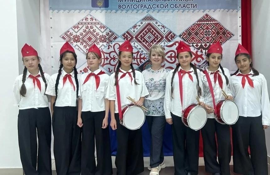 Пионерским салютом встречает красногалстучные отряды Волгоградская область