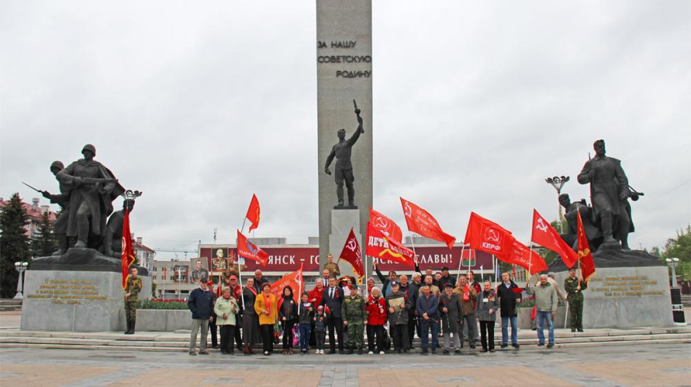 Праздник Победы по красными знамёнами в Брянске