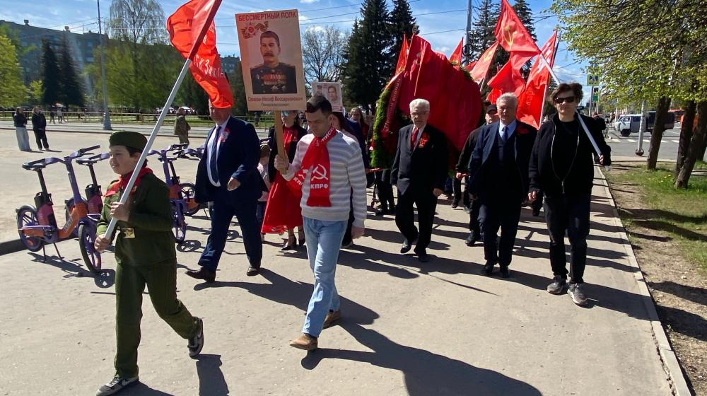 Кострома помнит и гордится Победой! Коммунисты города вышли на торжественное шествие и возложили цветы к Вечному огню