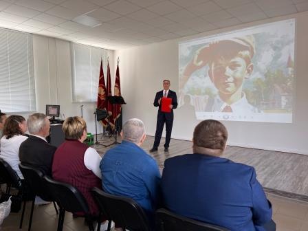Первый секретарь Оренбургского обкома КПРФ Максим Амелин поздравляет с Первомаем