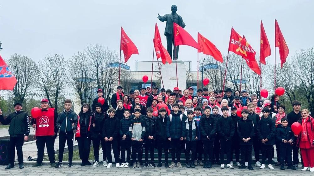 Кабардино-Балкария. Первомай в Нальчике: Мир придёт к социализму!