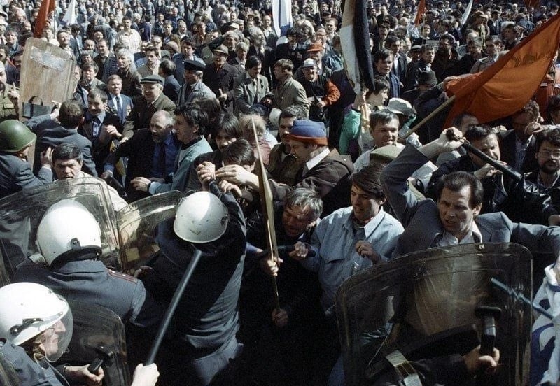Дата в истории. 1 мая 1993 г. в Москве в ходе демонстрации произошли столкновения манифестантов с милицией