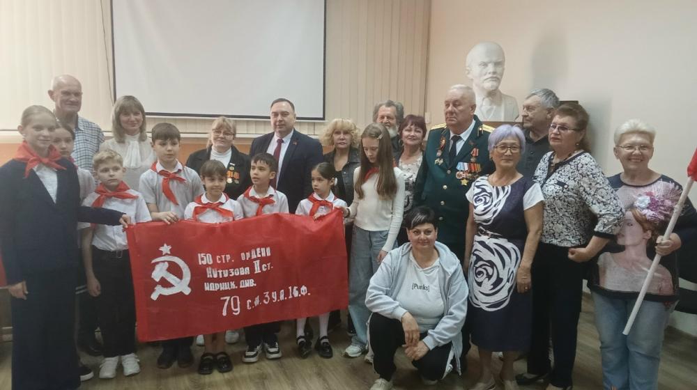 Крым. В Симферополе в здании КРО КПРФ состоялась торжественная линейка, посвящённая приёму школьников в ряды Пионерской организации