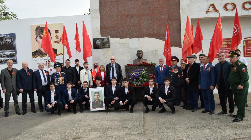 В Дагестанском Каспийске состоялось торжественное открытие памятника Генералиссимусу Советского Союза Иосифу Сталину