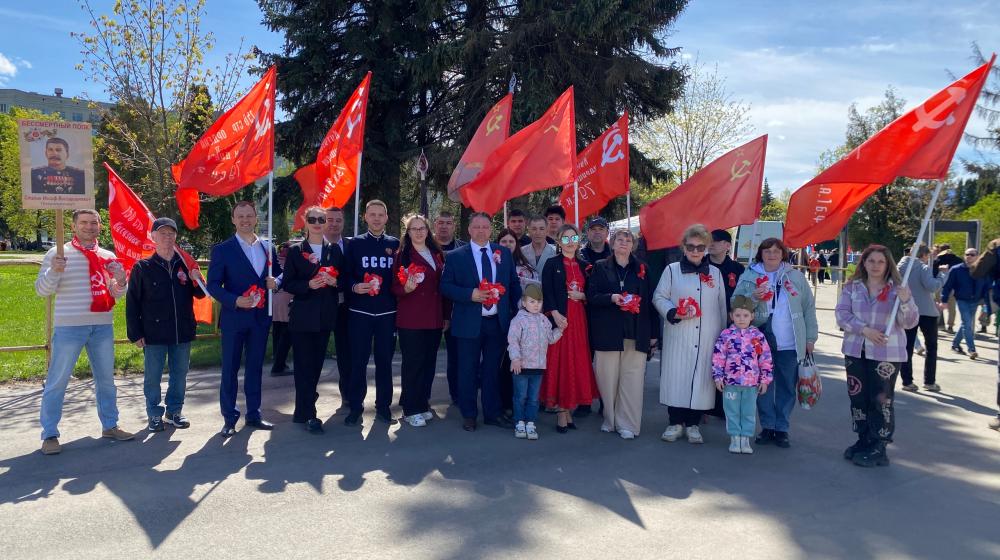 Над Костромой реет Красное Знамя! Костромские коммунисты провели праздничную акцию «Цвет Победы – Красный!»