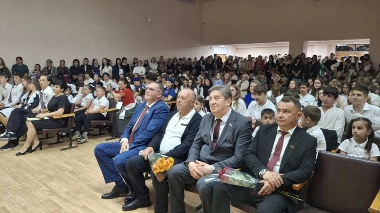 Лидер КПРФ Ставрополья Виктор Гончаров принял участие в выпускной линейке