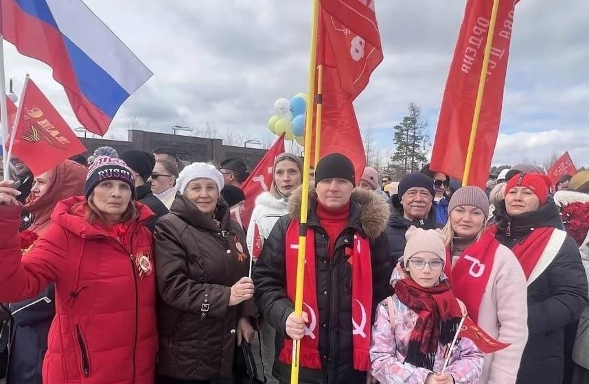 Ямальские коммунисты отпраздновали 81-ую годовщину Великой Победы под красными знаменами