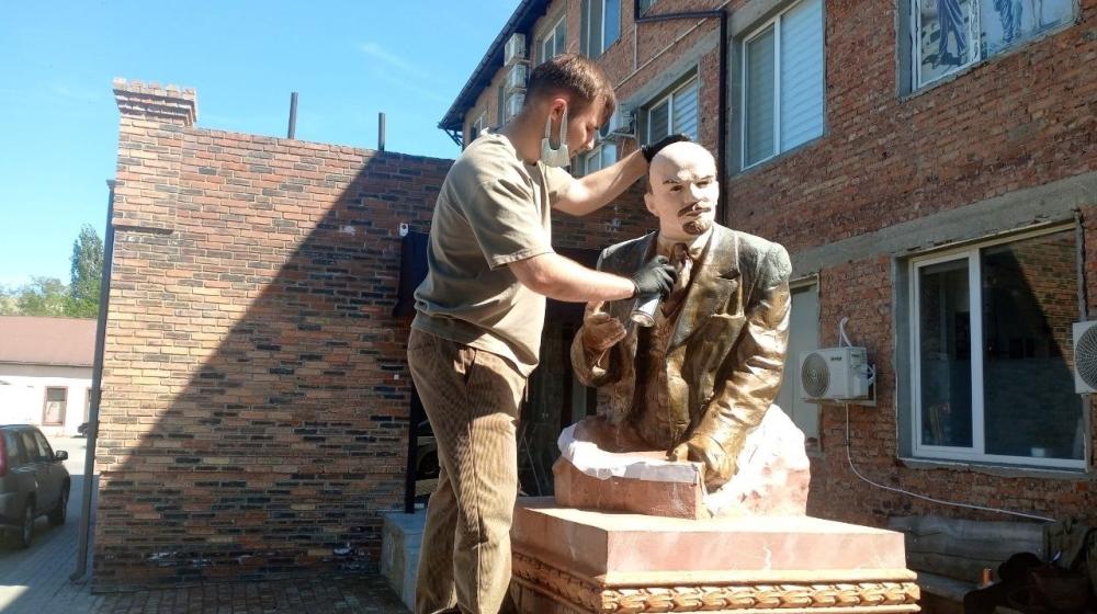 Крым. В Феодосии силами активистов Ленинского комсомола были проведены работы по реставрации облика памятника Владимиру Ильичу Ленину