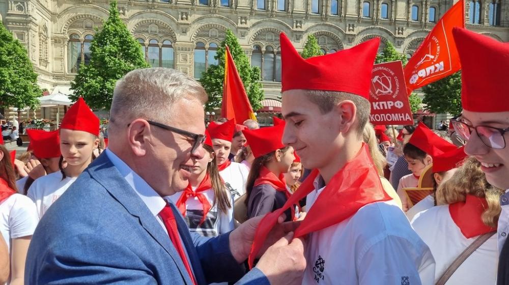 Руководитель фракции КПРФ  в Мособлдуме Александр Наумов принял участие в мероприятии ко дню Пионерии на Красной площади Москвы