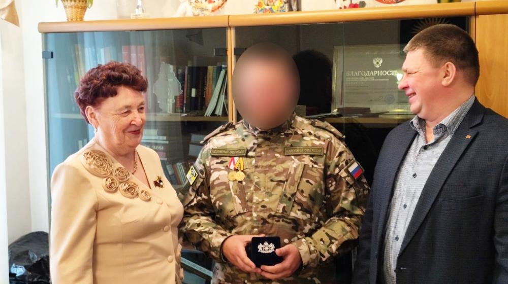 Лидер тюменских коммунистов Тамара Казанцева вручила памятный подарок участнику СВО